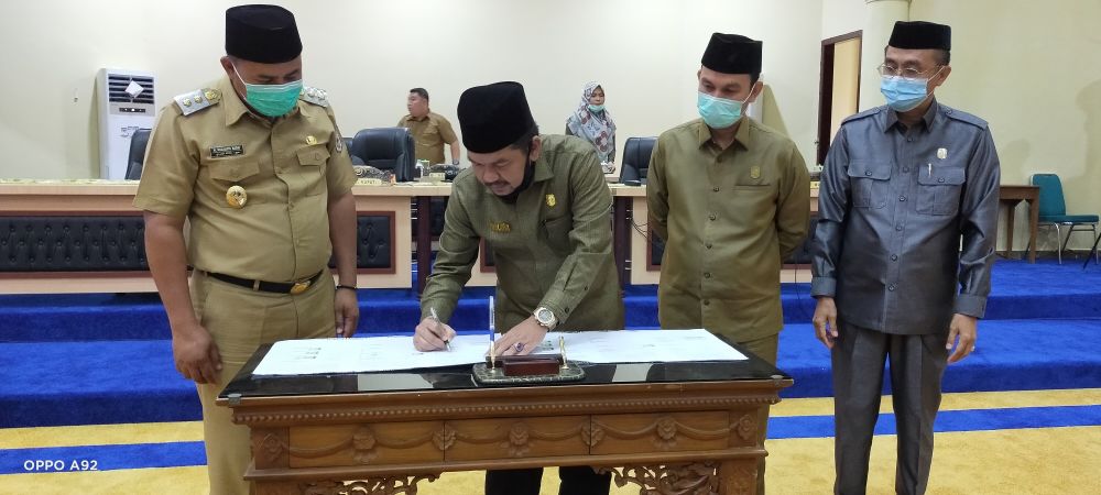 Rapat paripurna DPRD Sarolangun tentang laporan Banggar dan penandatanganan bersama terhadap KUPA dan PPAS P-APBD tahun anggaran 2020