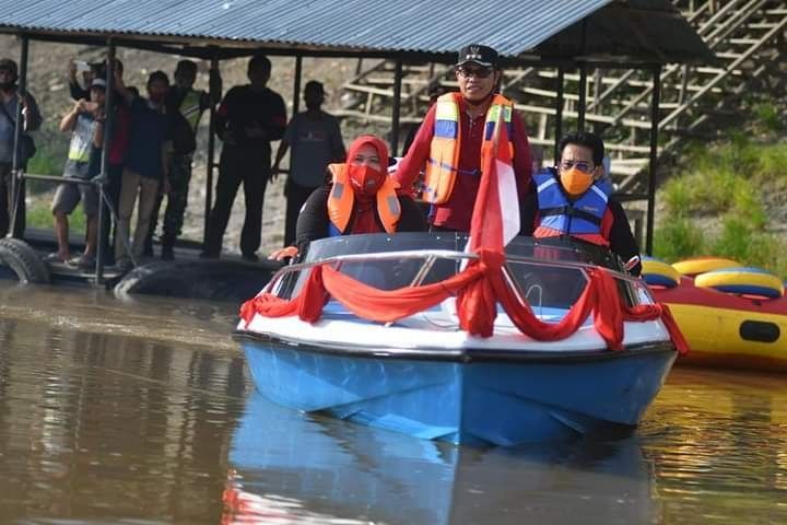 Bupati Muaro Jambi, Hj Masnah Busro SE, saat menikmati wisata di Danau Tangkas yang ada di Desa Tanjung Lanjut