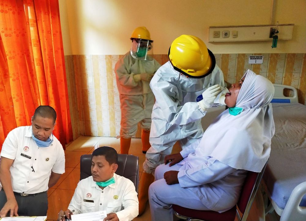 Simulasi pengambilan swab di RSUD CQ Sarolangun oleh dr Rusli