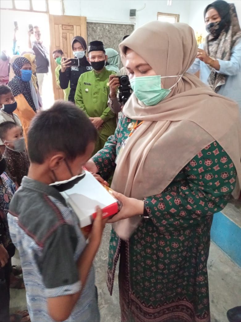 Bupati Muarojambi menyerahkan bantuan.
