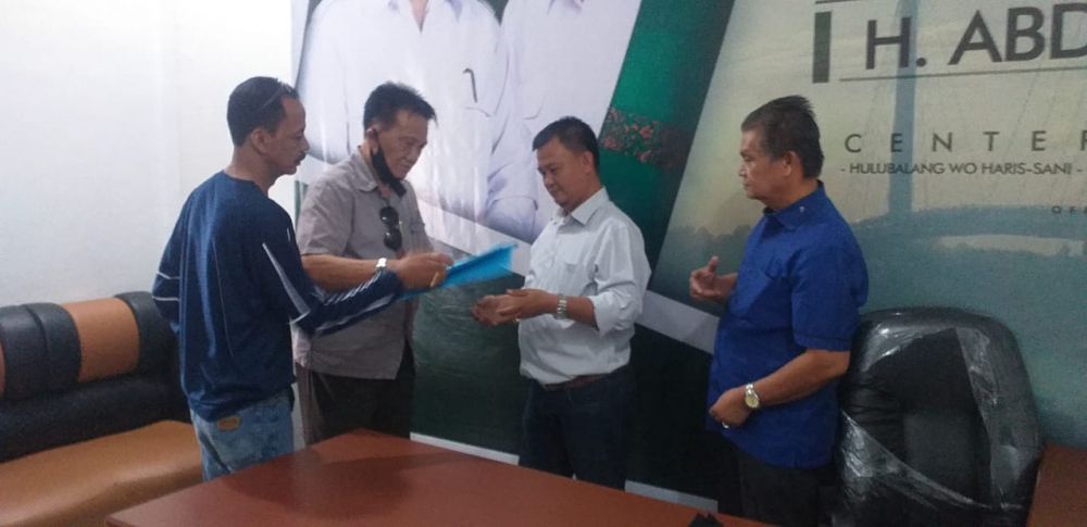 Penyerahan SK  Pemenangan yang diterima Ketua KUPAS Edi Junaidi