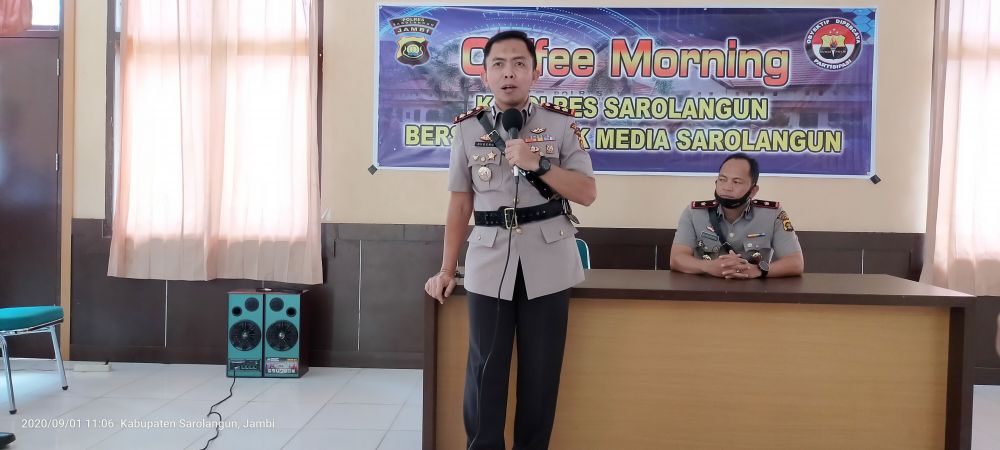 Kapolres Sarolangun, AKBP Sugeng Wahyudiyono SIK MTCP CFE didampingi Wakapolres, Kompol Husni Thamrin ST SH MH diacara coffee morning bareng insan pers