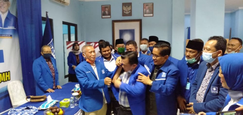 Al Haris mengenakan jaket PAN