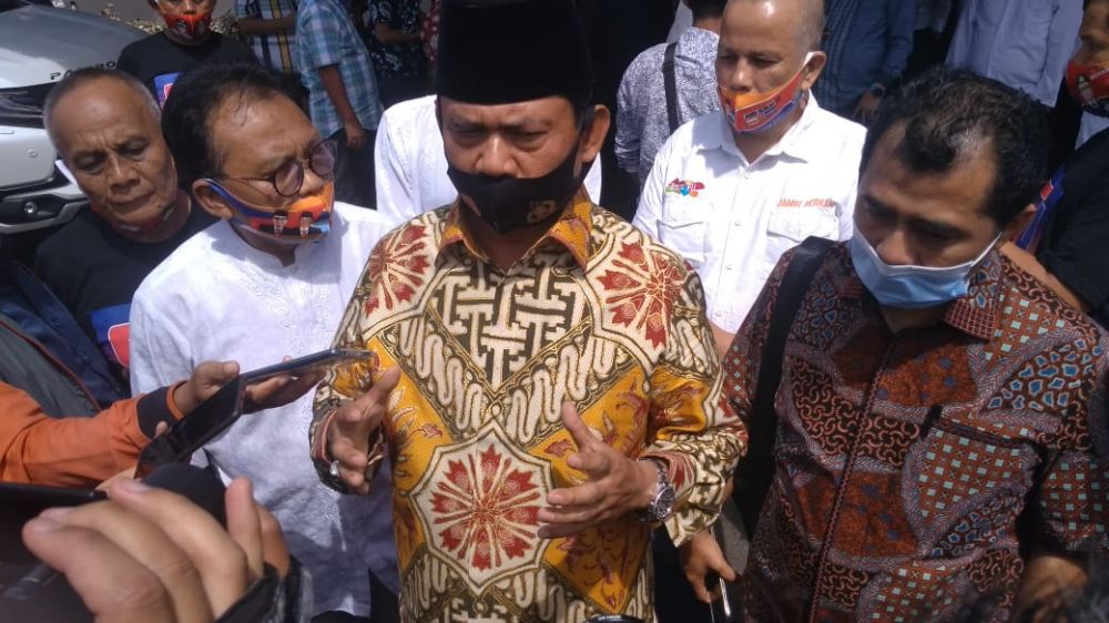 Safril Nursal memberikan keterangan pada wartawan 