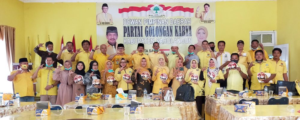 Ketua DPD II Golkar Sarolangun, Tontawi JauharI SE bersama pengurus Golkar 