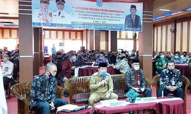 Bupati AL Haris Saat memberikan pemaparan.