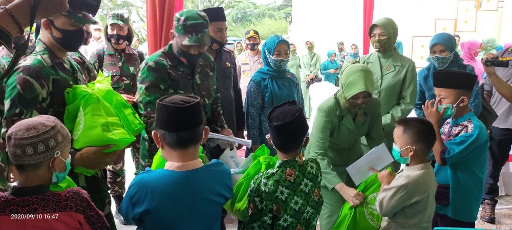 Pangdam II Sriwijaya dan Danrem santuni anak yatim di Masjid Al Falah, Pasar Sarolangun