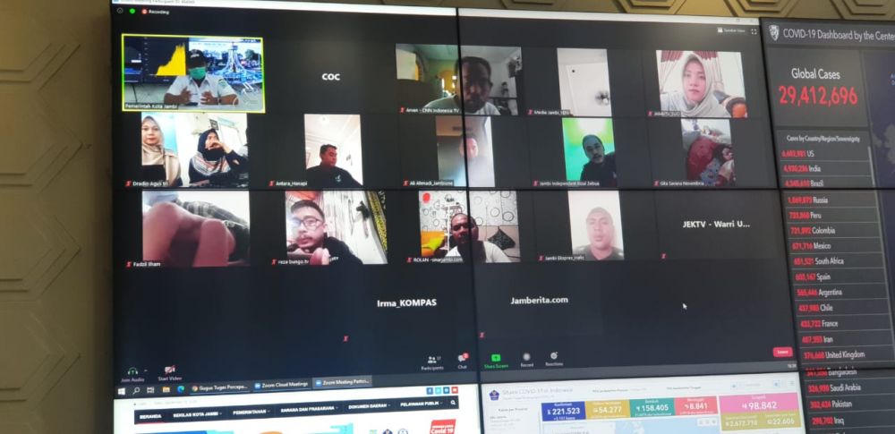 Maulana melakukan konferensi pers secara daring.