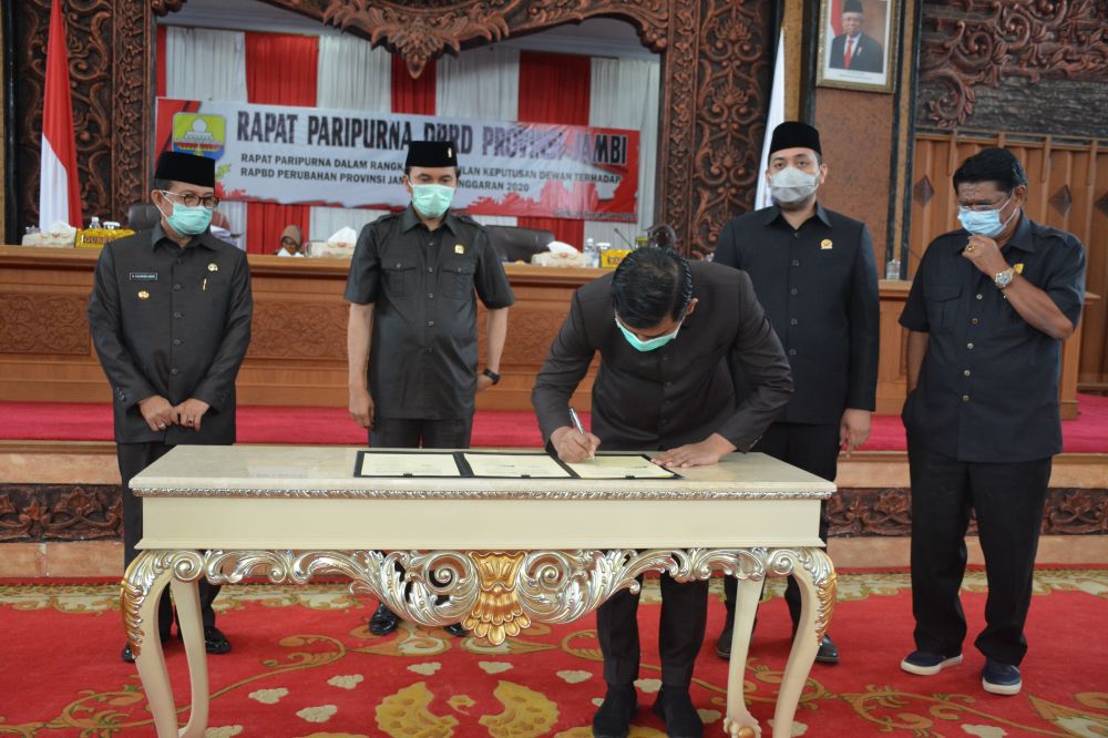 Pimpinan DPRD Provinsi Jambi bersama Gubernur Jambi Fachrori Umar Menandatangani keputusan terhadap Rancangan APBD Perubahan Provinsi Jambi tahun anggaran 2020.