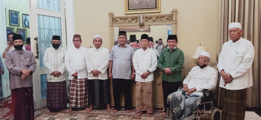 Kiyai sepuh sebrang doakan haris-sani