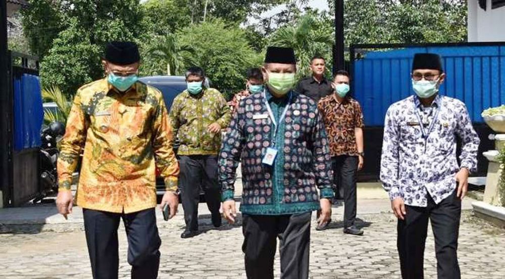 Bupati H Cek Endra bersama Kepala Bappeda H Lukman dan Sekretaris H Muhammad