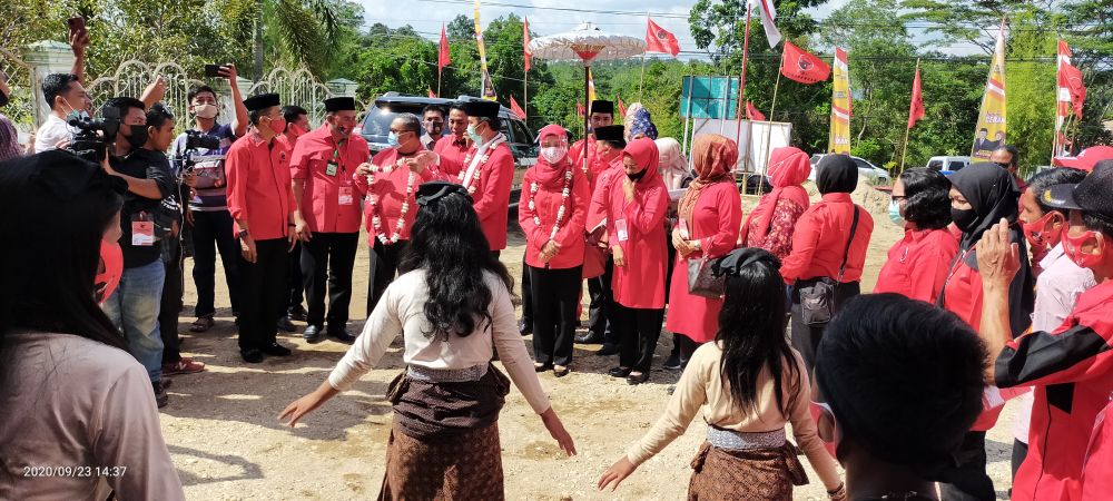 Hj Ratu Munawaroh dan Edi Purwanto tiba di kantor DPD II PDIP Sarolangun