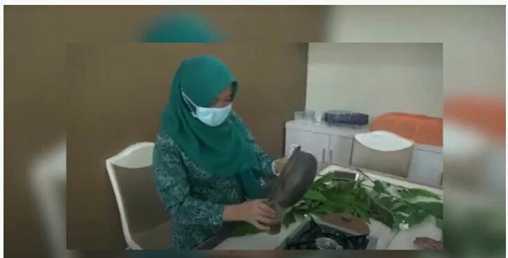 Hesti Haris menunjukan tutorial pembuatan ramun daun sungkai