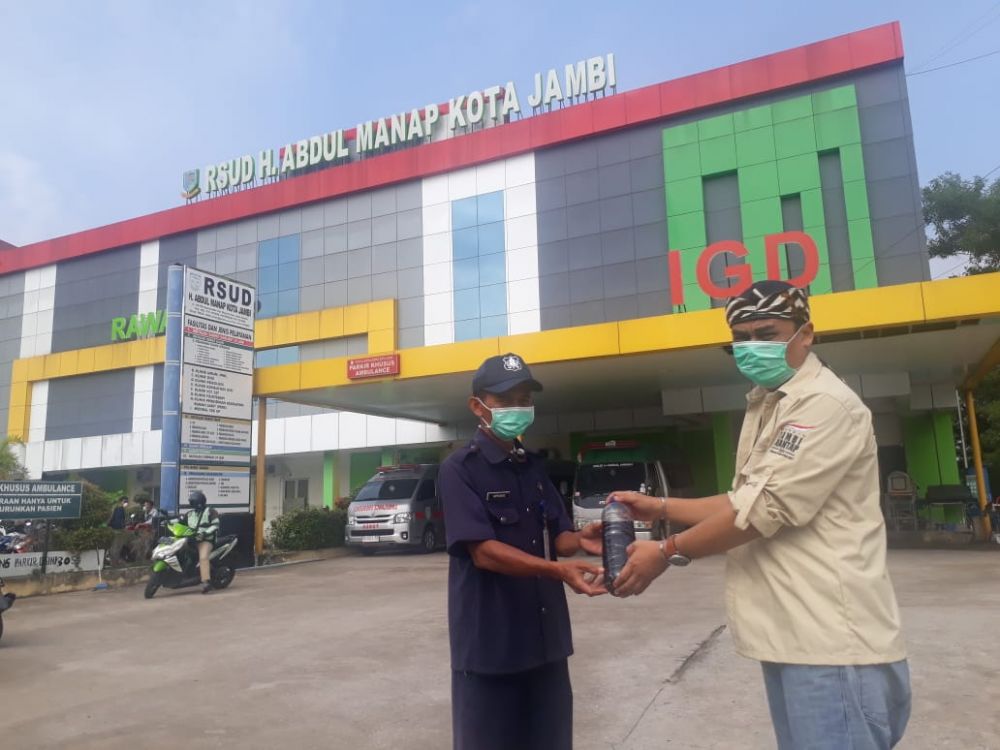 Penyerahan ramuan daun sungkai untuk wartawan yang terkontraminasi covid 19