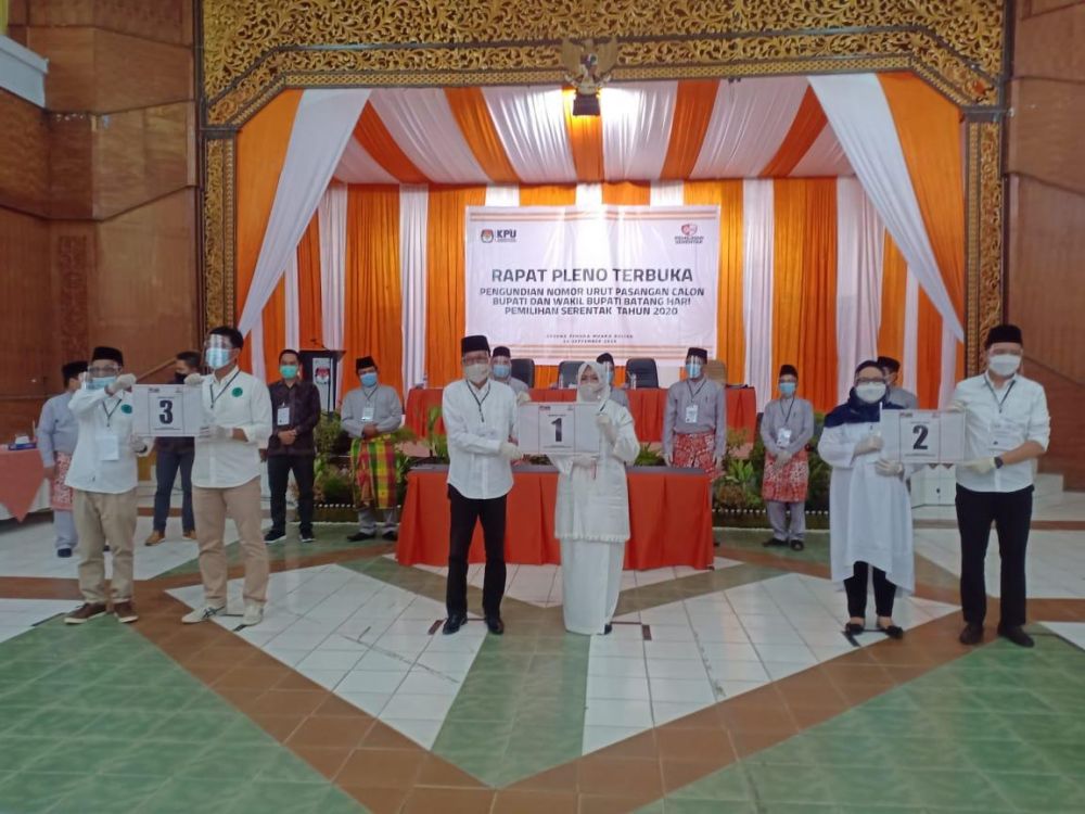 Pengundian nomor urut pasangan Calon Bupati dan Wakil Bupati Batanghari di Gedung Pemuda Muabulian Kamis (24/9).