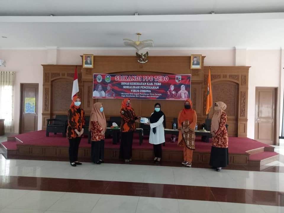 Ketua DPC Srikandi PP Tebo menerima bantuan masker dari Dinkes dan KB Tebo disaksikan oleh Ketua dan pengurus GOW Kabupaten Tebo