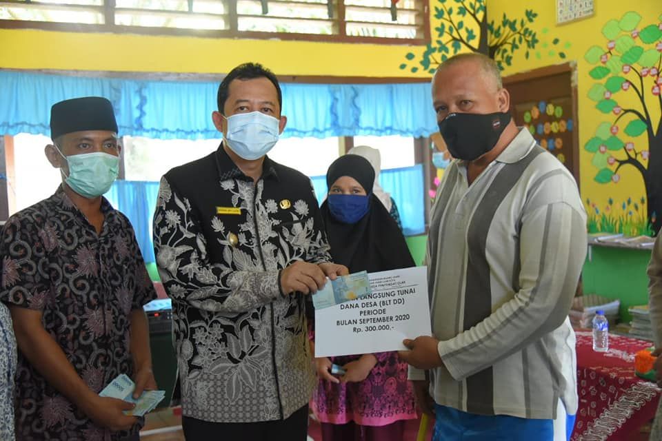Wabup menyerahkan bantuan Tunai Dana Desa secara simbolis