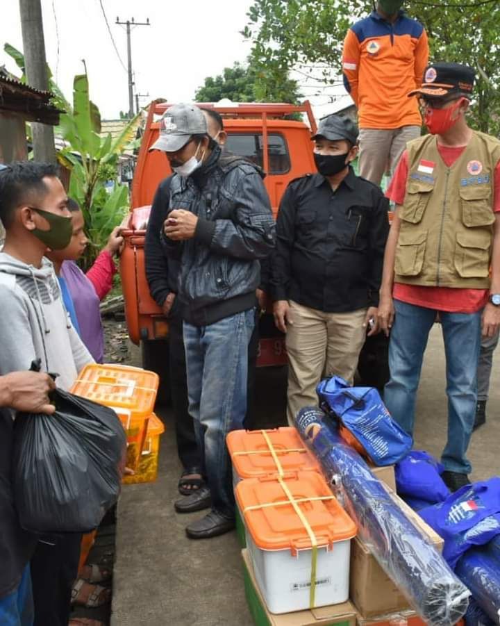 Sekda menyalurkan bantuan