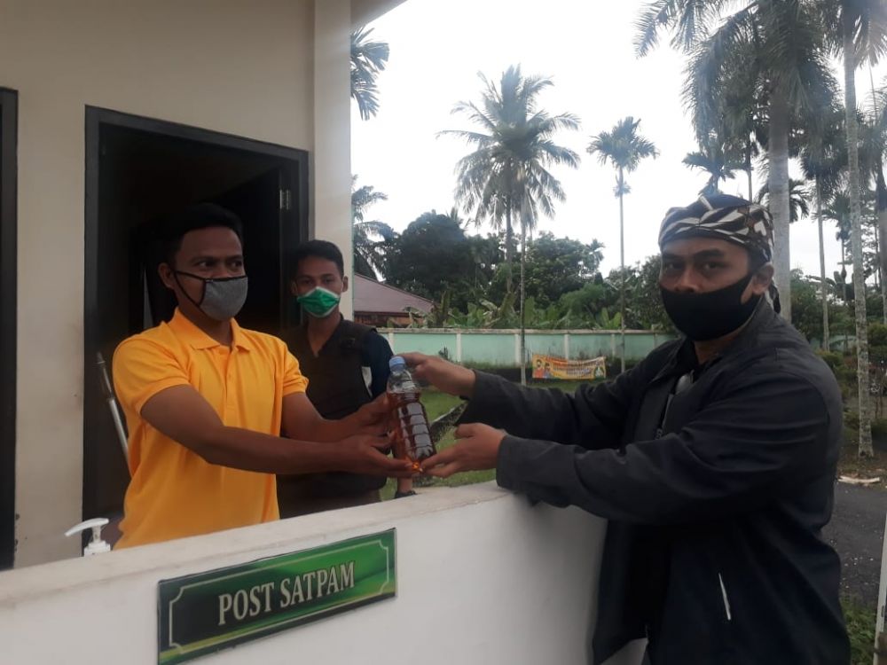 Direktur Media dan Publikasi Haris-Sani, Musri Nauli menyerahkan ramuan daun sungkai