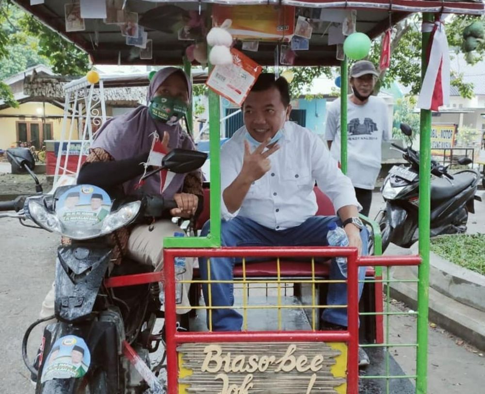 Al Haris mencoba becak wisata di Candi Muarojambi