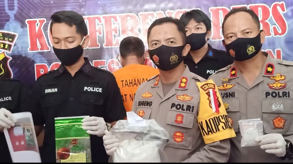 Kapolres didampingi Wakapolres dan Kasat Narkoba dalam keterangan pers