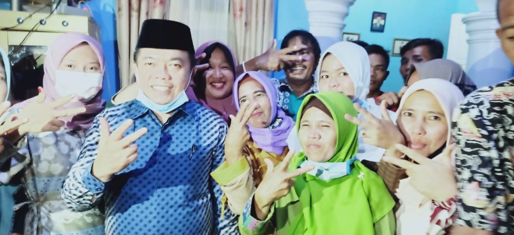 Al Haris foto bersama warga
