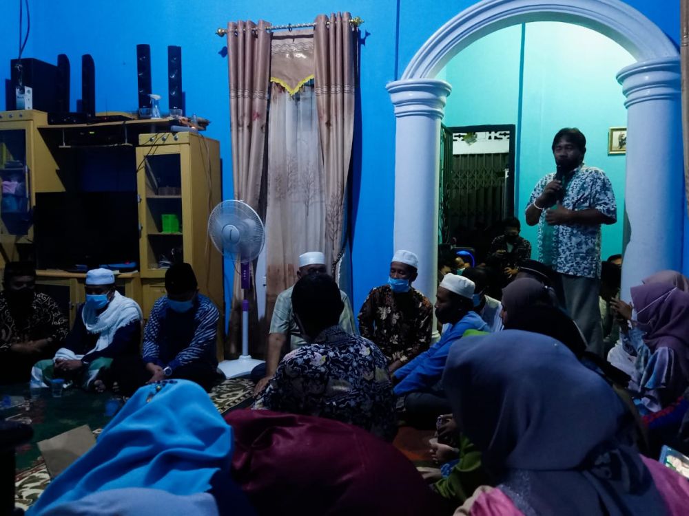 Warga menyampaikan sambutan di hadapan Al Haris