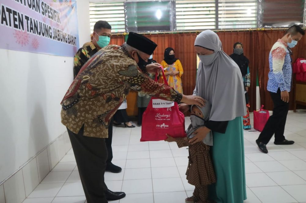 Penyerahan bantuan spesifik perempuan dan anak