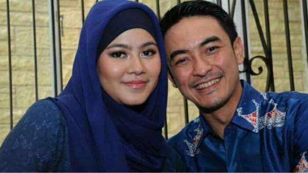 Zumi Zola dan Istri