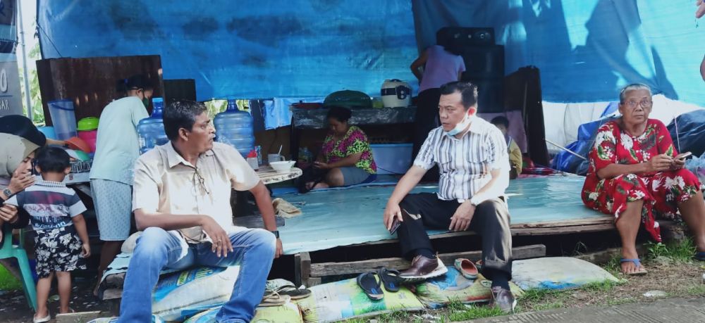 Haris berbincang bersama warga pengungsi