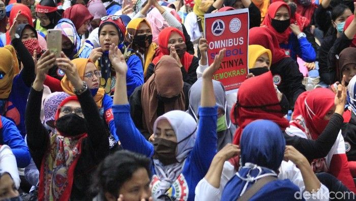 Aksi demo buruh menolak UU Ciptaker 