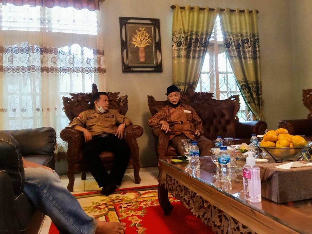 Al Haris saat silaraturahmi ke kediaman politisi senior Golkar Jambi, Azis Yusuf