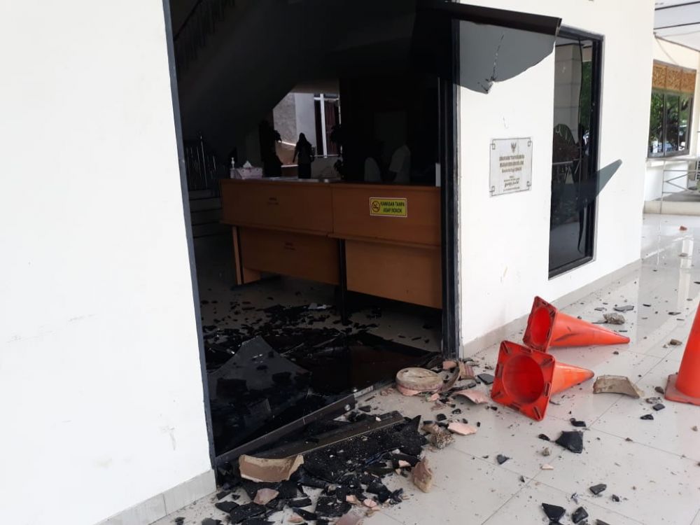 Pecahan kaca kantor dprd Kota Jambi 