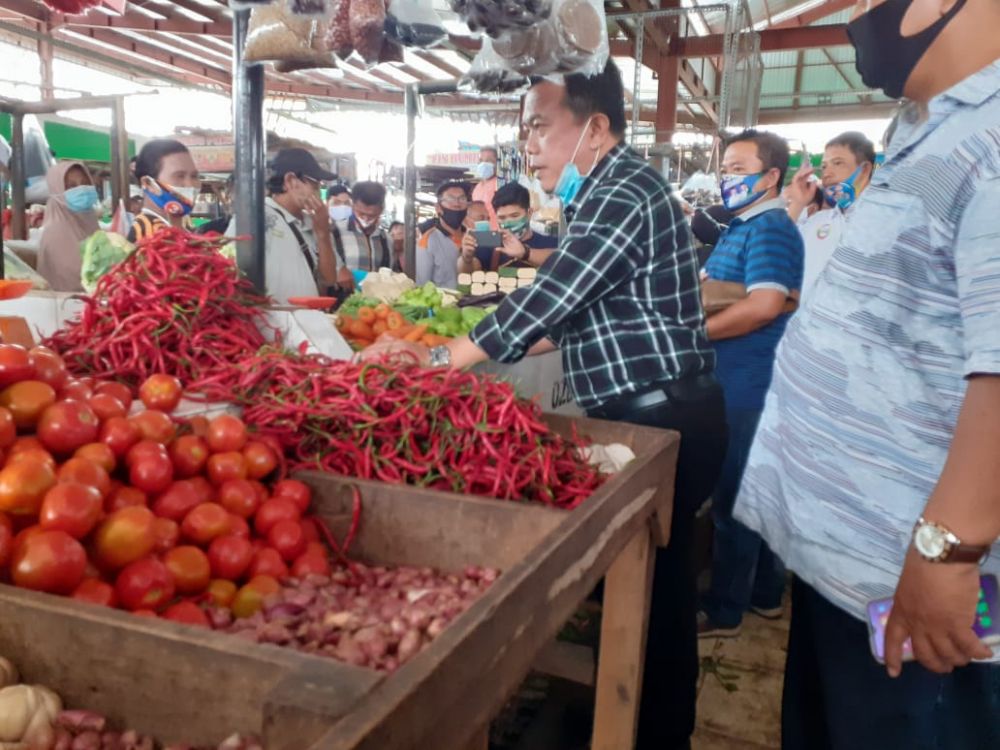Al Haris berbincang dengan pedagang pasar aurduri