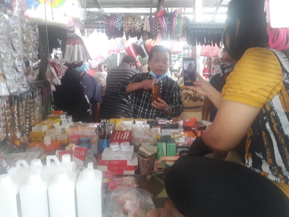 Al haris memberikan ramuan daun sungkai ke pedagang.