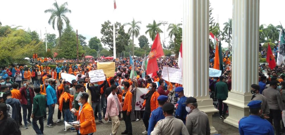 Aksi Mahasiswa di gedung DPRD Provinsi Jambi
