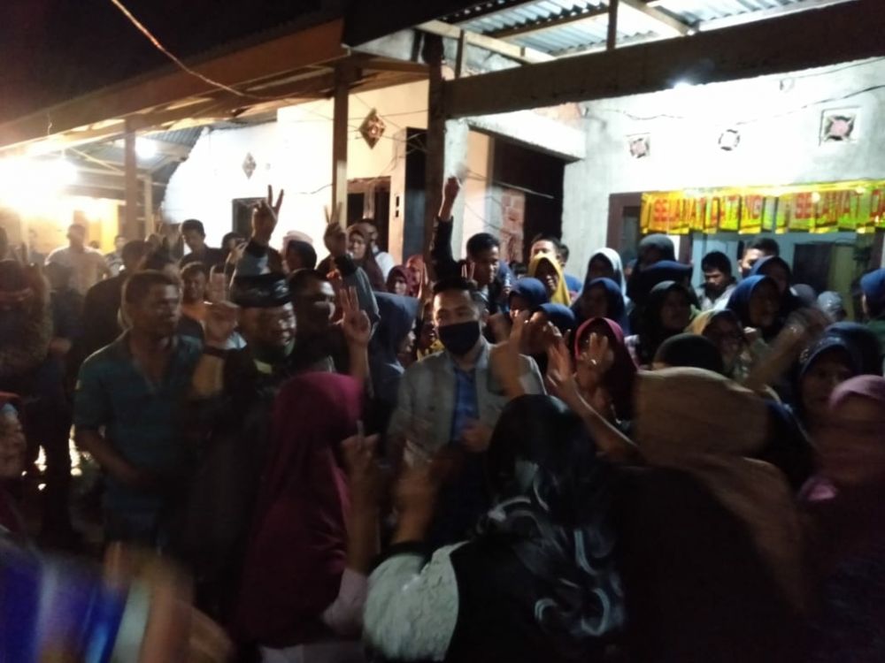 Fikar dikerumuni emak-emak di Simpang Tiga Rawang