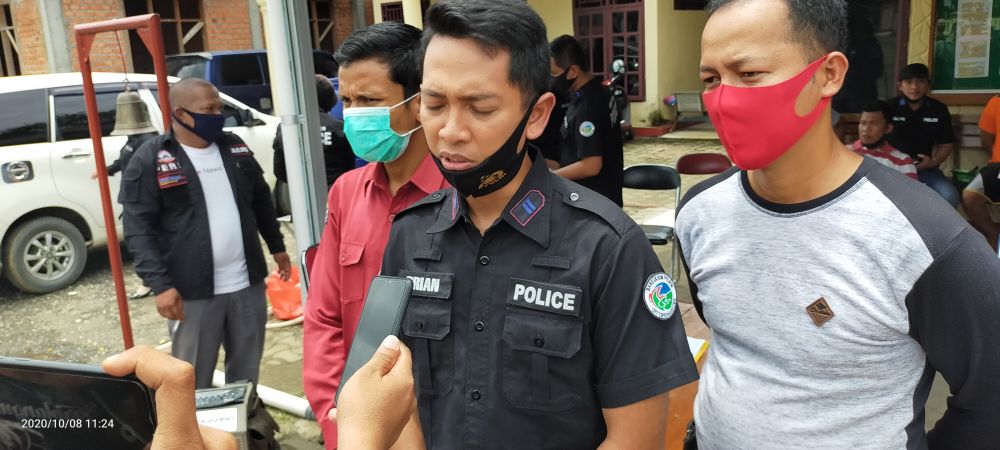 Kasat Narkoba, IPTU Lumbrian Hayudi Putra ketika dimintai keterangan