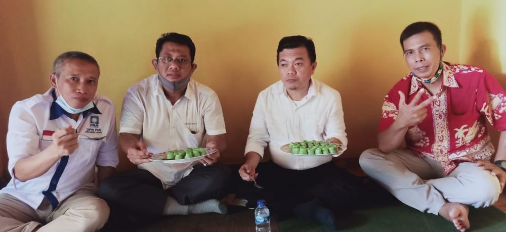 Al Haris mencicipi kue tradisional Terusan