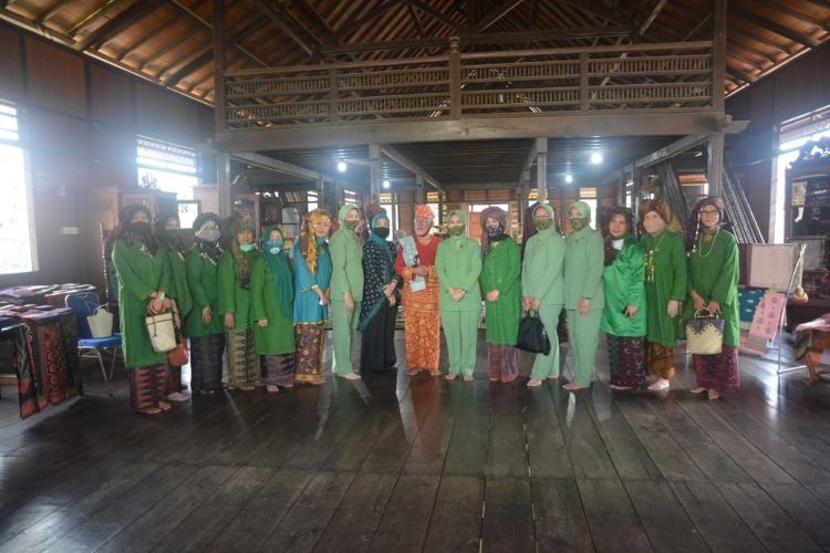 Hj.Iin Kurniasih Sudirman mendampingi Pangdam II/Sriwijaya Mayjen TNI Agus Suhardi dan Ketua Persit Kartika Chandra Kirana Daerah (KCK PD) II Sriwijaya Shinta Agus Suhardi yang melaksanakan kunjungan kerja ke Makorem 042/Garuda Putih, Selasa (08/09/2020).