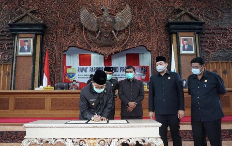 Gubernur Jambi Fachrori Saat menandatangani nota kesepakatan