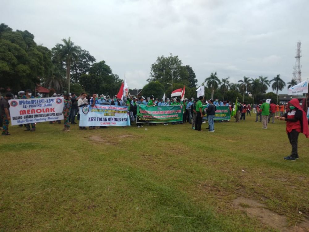 Buruh yang memadati kantor Gubernur Jambi