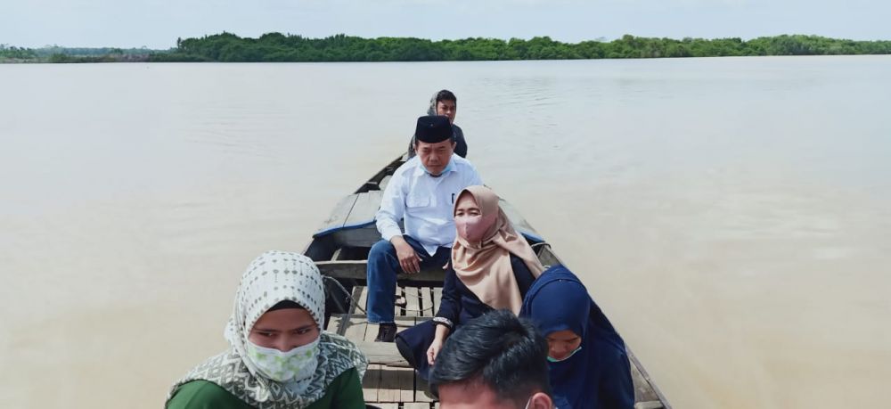 Al Haris menggunakan ketek lihat kondisi masyarakat