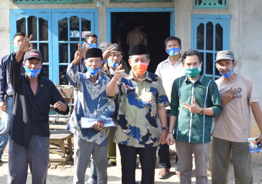 Abdullah Sani bersama warga Tembesi