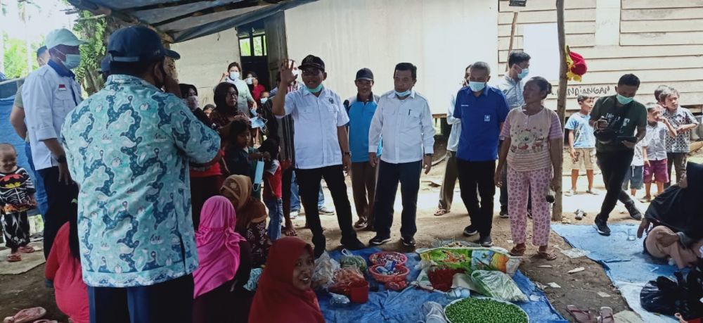 Al Haris berbincang dengan ibu-ibu