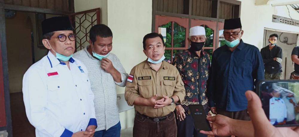 Al Haris di dampingi Bupati Romi, H Bakri dan Abddullah Hich diwawancara wartawan