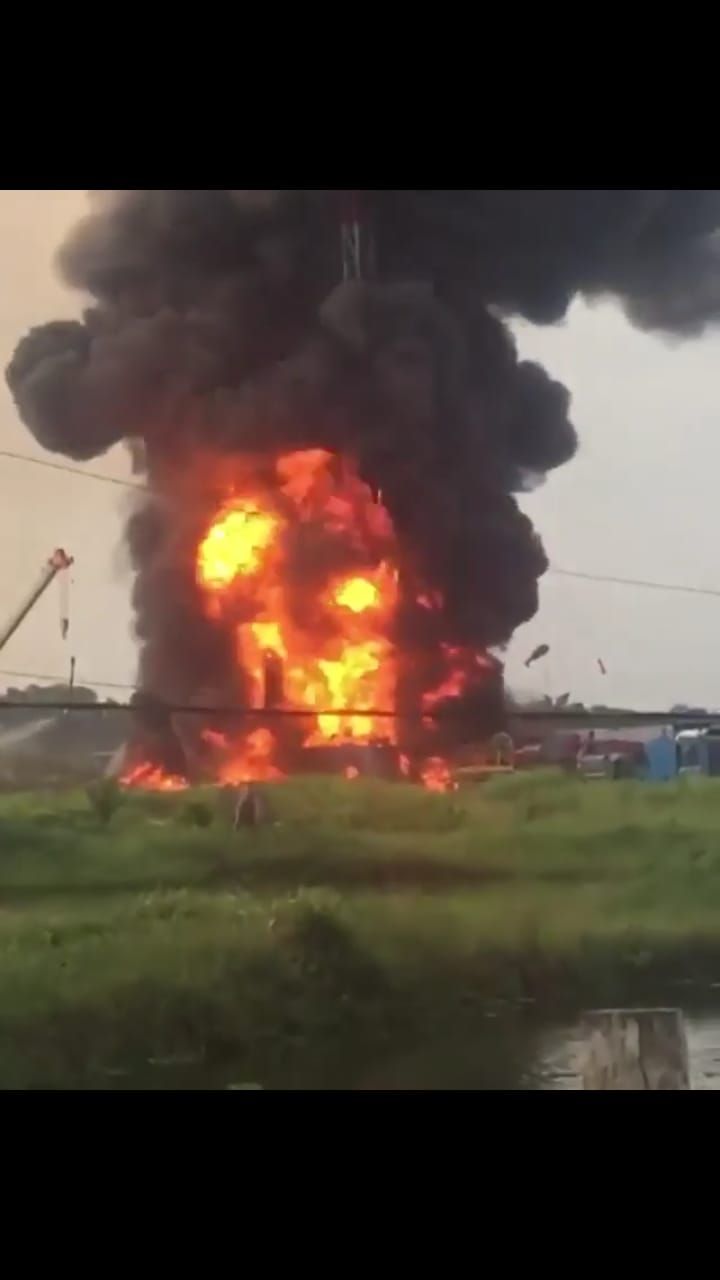 Api yang menjalar hebat dari sumur Pertamina yang terbakar.