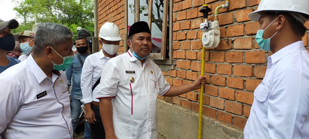 Plt Bupati H Hillatil Badri dan Sekda Ir Endang Abdul Naser dalam kegiatan uji coba Jargas dan pengecekan ampere Jargas