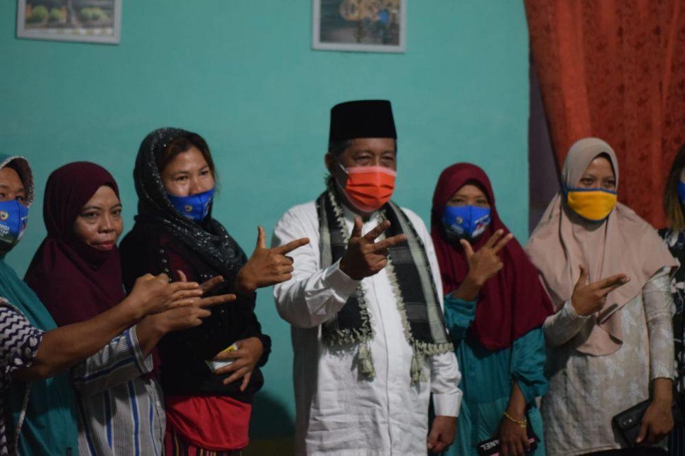 Abdullah Sani bersama warga Pemayung