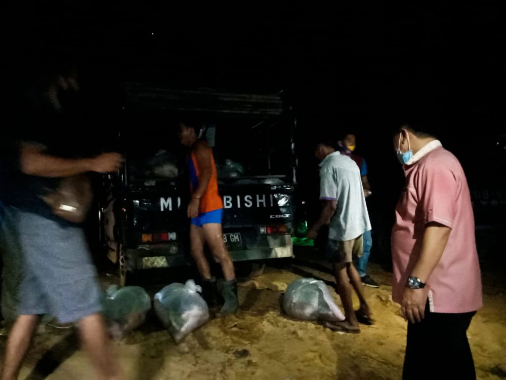 Al Haris berbincang dengan penjual ikan